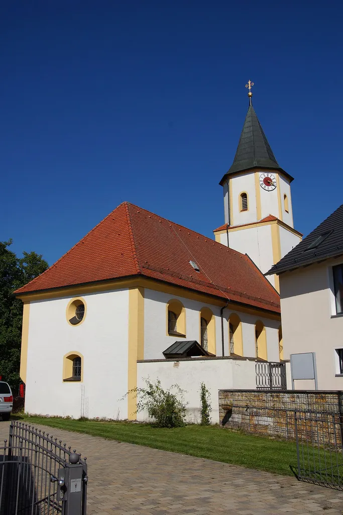 Die katholische Filialkirche St. Pantaleon im Raitenbucher Ortsteil Reuth am Wald.
