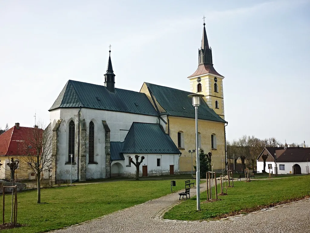 Deštná, kostel sv. Ottona, také uváděn jako kostel sv. Otto z Bambergu. Původně románská budova kostela má nyní zachovalý raně gotický presbytář, zbytek budovy (chrámová loď a původně barokní věž) byl dostavěn později a získal současnou klasicistní podobu