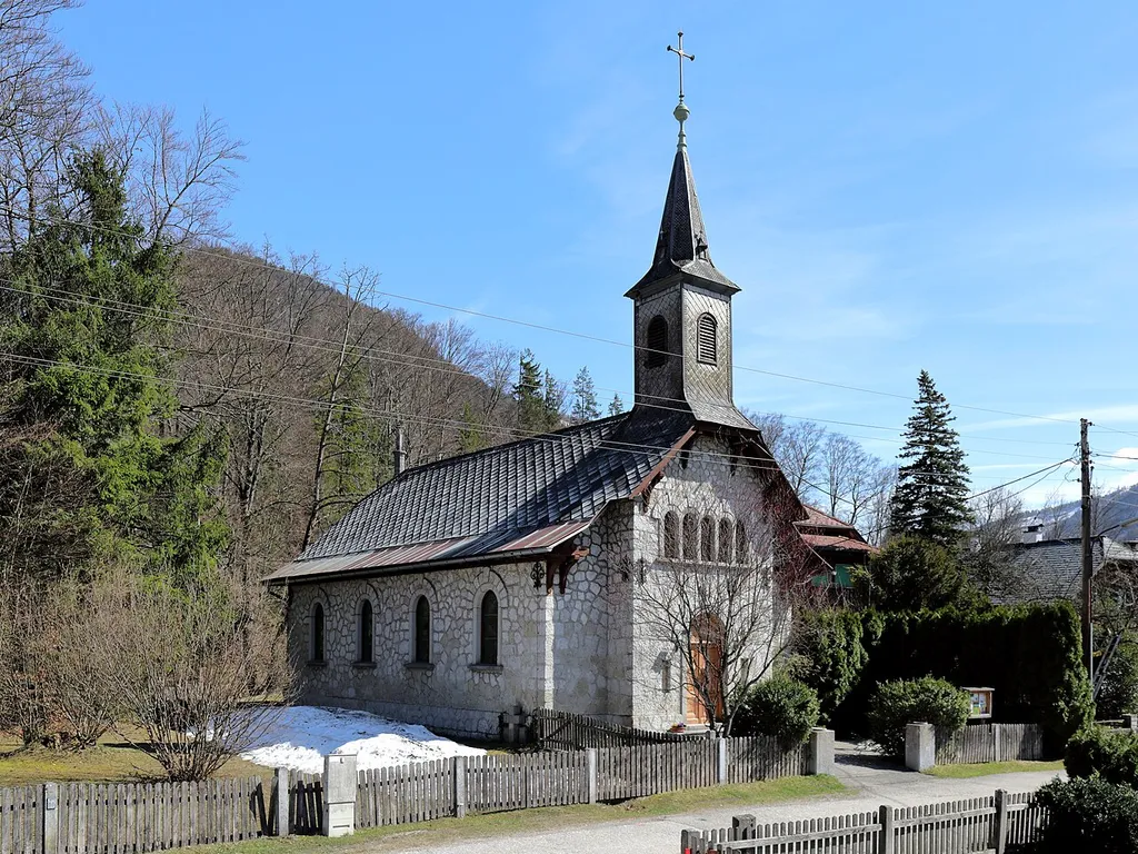 Nordwestansicht der Pfarrkirche der evangelischen Pfarrgemeinde Ausseerland in der steirischen Stadtgemeinde Bad Aussee. Die Jesuskirche wurde vom Baumeister Max (auch Maximilian bzw. Massimiliano) Cordignano errichtet und 1908 geweiht.