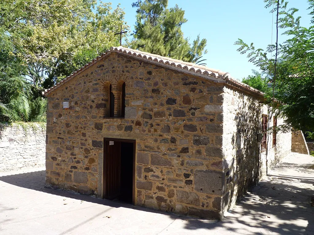 Die kleine Kapelle Agios Nikolaos im Ortszentrum von Petra auf der griechischen Insel Lesbos.