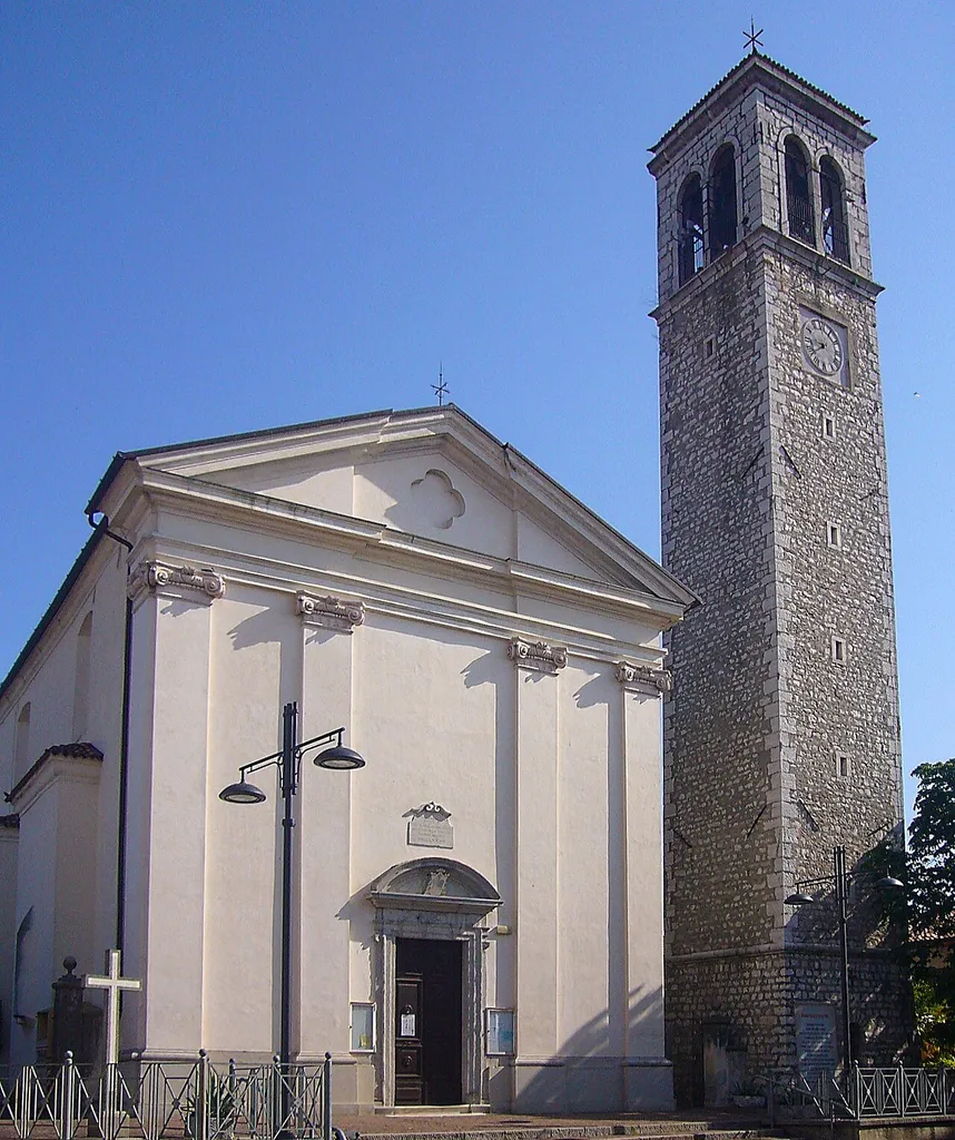La chiesa parrocchiale di Pocenia col campanile vicino