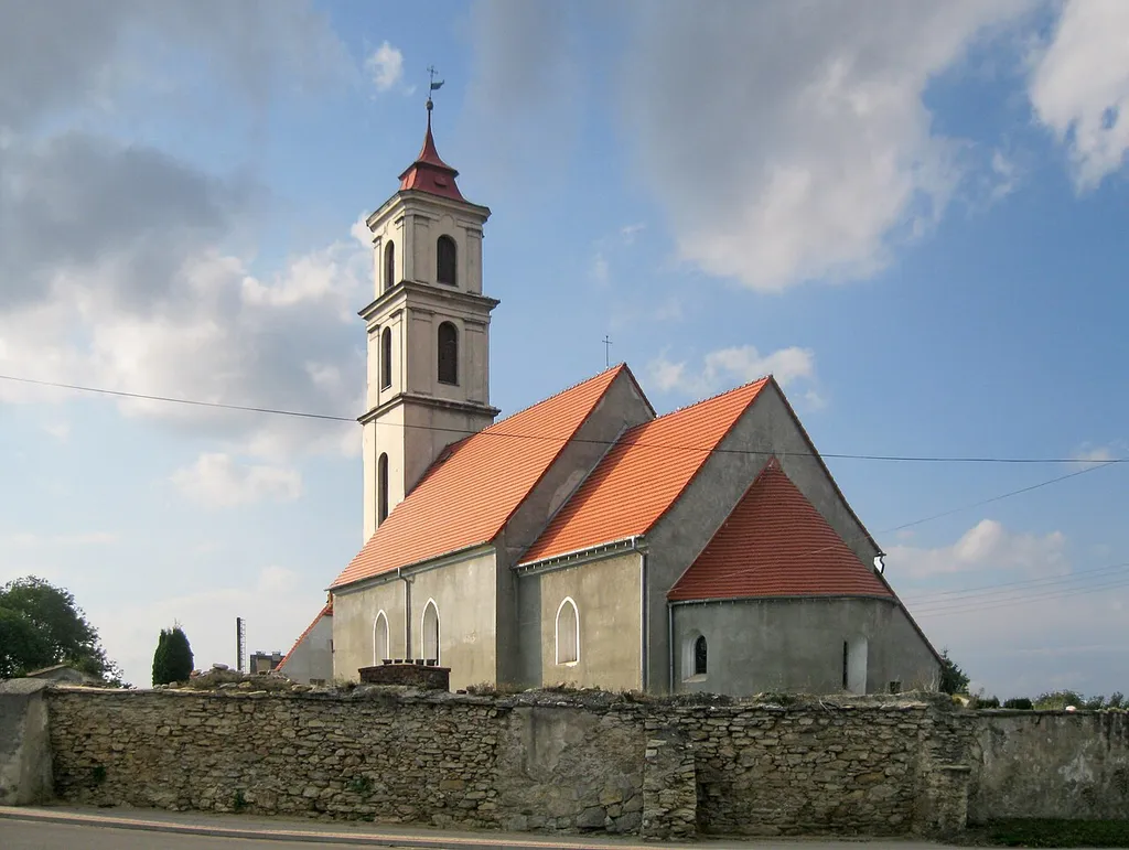 Pastuchów - romański kościół parafialny p.w. św. Barbary (zabytek nr rejestr. A/1759/1194 z dn. 14.12.1964)