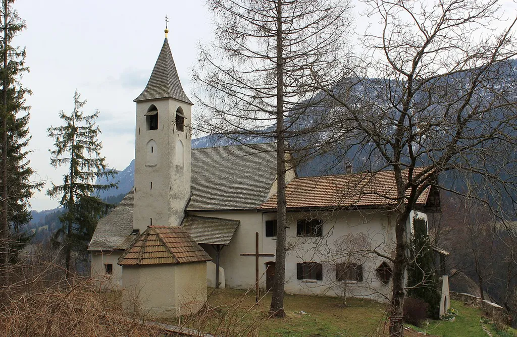 St. Nikolaus und das Widum in Gfrill in der Gemeinde Tisens (Südtirol)