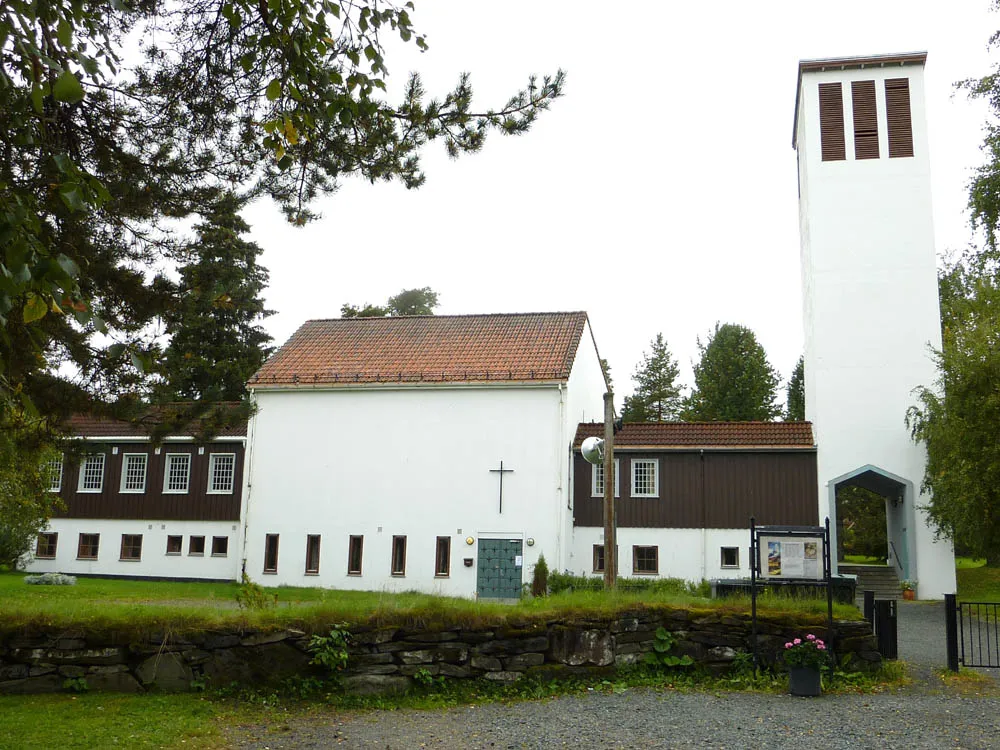 Bilde av Heimdal kirke tatt i 50-årsjubileumsåret
