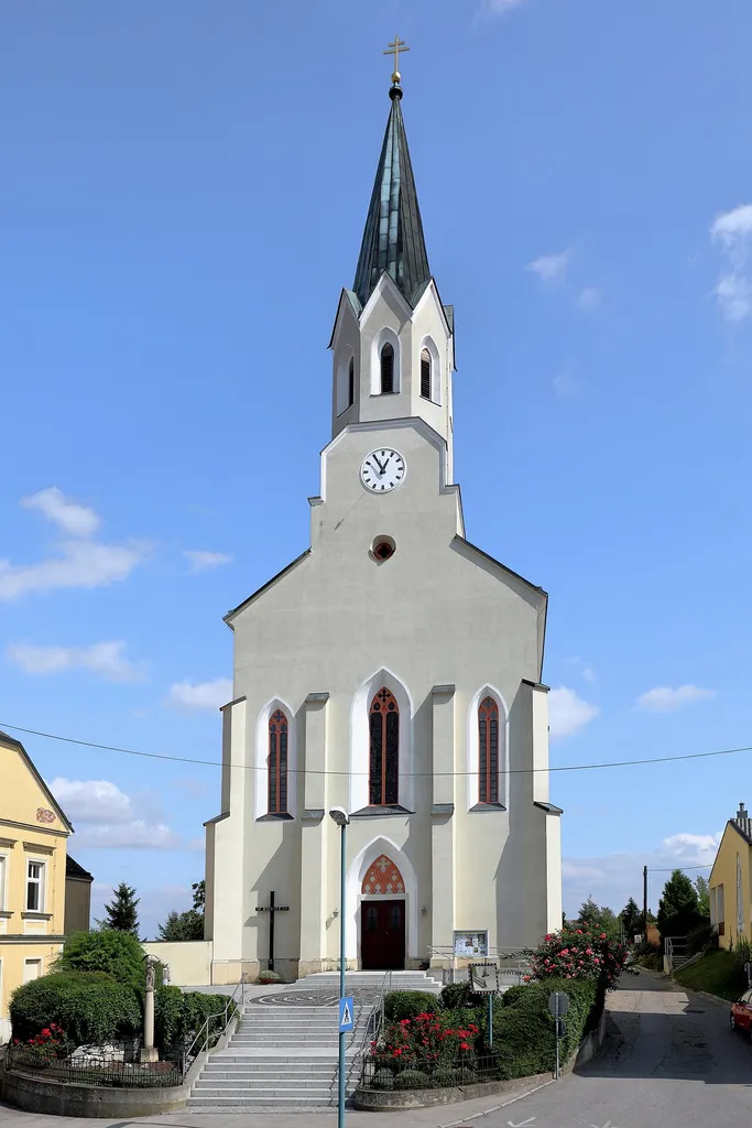 Westansicht der röm.-kath. Pfarrkirche hll. Petrus und Paulus in der niederösterreichischen Gemeinde Unterstinkenbrunn. Die Kirche im einfachen, neogotischen Stil mit eingezogenem Chor, Strebepfeilern und Maßwerkfenstern wurde von 1861 bis 1863 an der Stelle einer kleinen 1736 geweihten Kapelle errichtet.