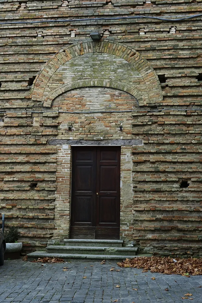La porta d'ingresso alla chiesa della Santissima Annunziata intra muros in Urbino