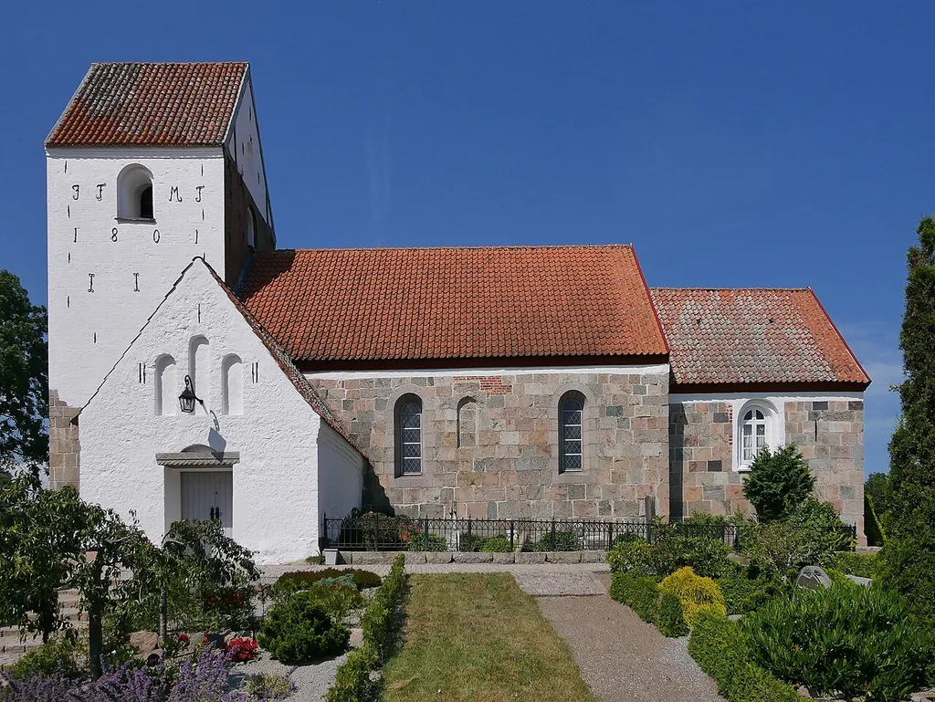 Kirche von Vive am Mariagerfjord (Dänemark, Nord-Jütland)- Erbaut etwa 1250, schöne Innenausstattung: romanischer Taufstein, Renaissacealter, Kanzel aus dem Historismus, moderne Orgel Ansicht von Süden