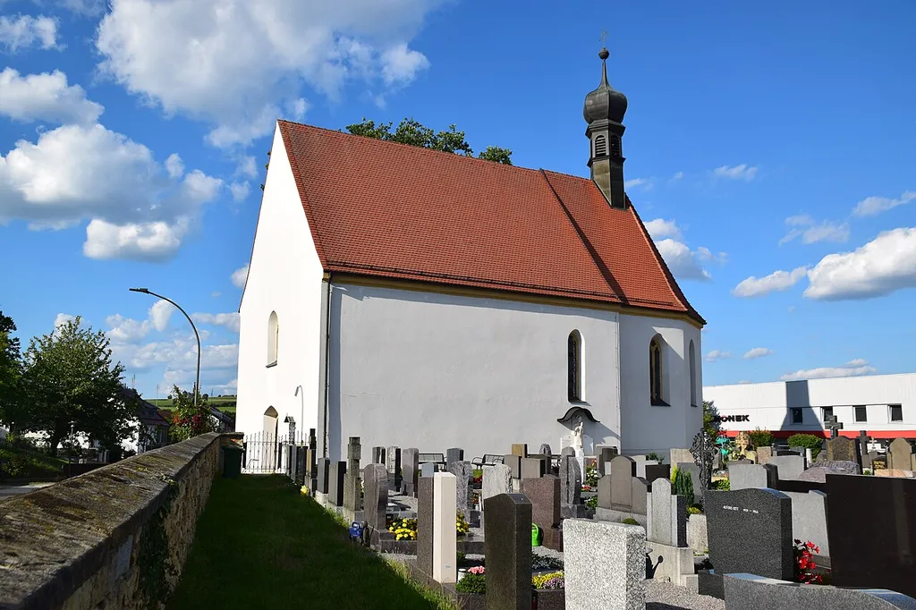 gotischer Saalbau mit hohem Satteldach und flachgedecktem Langhaus, eingezogener Polygonalchor mit Dachreiter und Zwiebelhaube