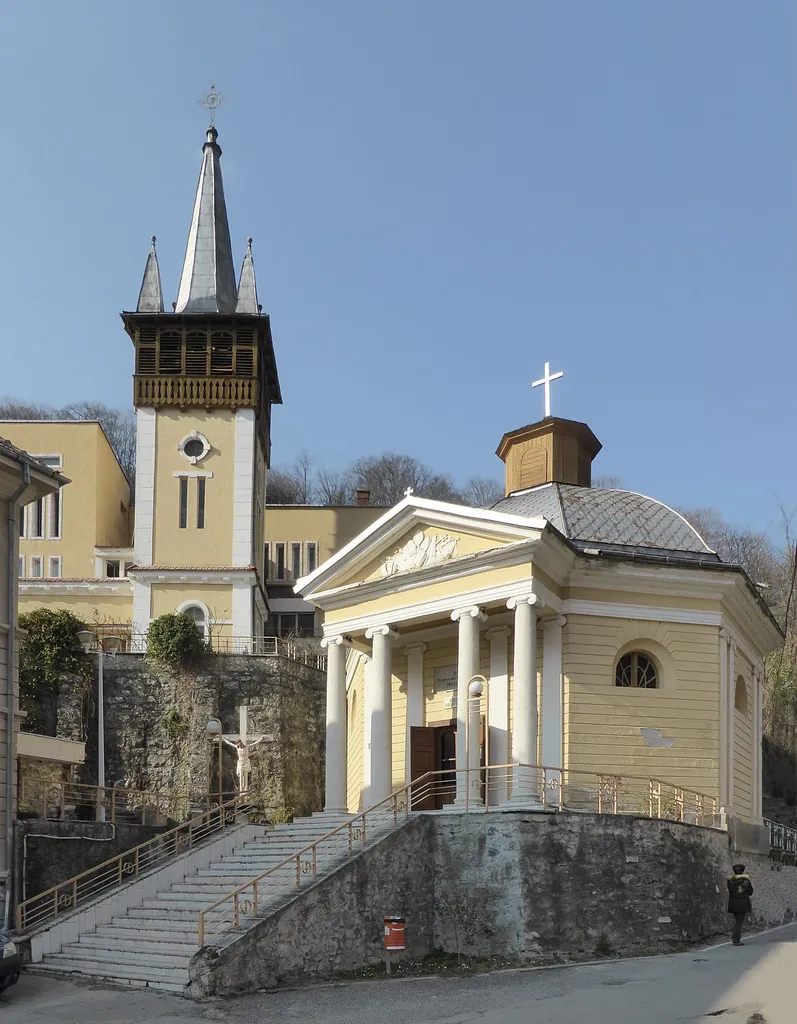Die römisch-katholische Marienkirche in Herkulesbad (RO).