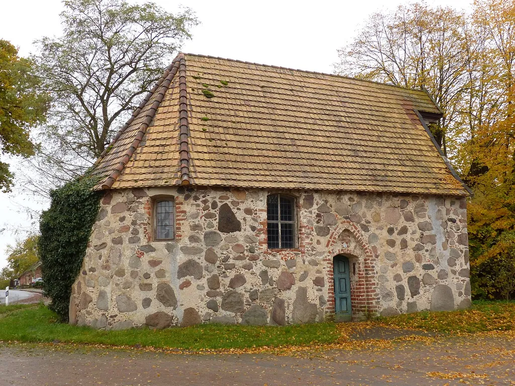 Gotische Feldsteinkirche Klein Grabenstedt mit Backsteinportal