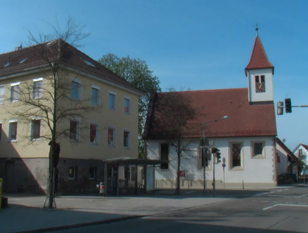 Die gotische St.Petrus-Kapelle in Degerschlacht bei Reutlingen wurde 1681 als Kirche barockisiert und im 19. Jahrhundert noch einmal verändert. Links ist das Rathaus zu erkennen.