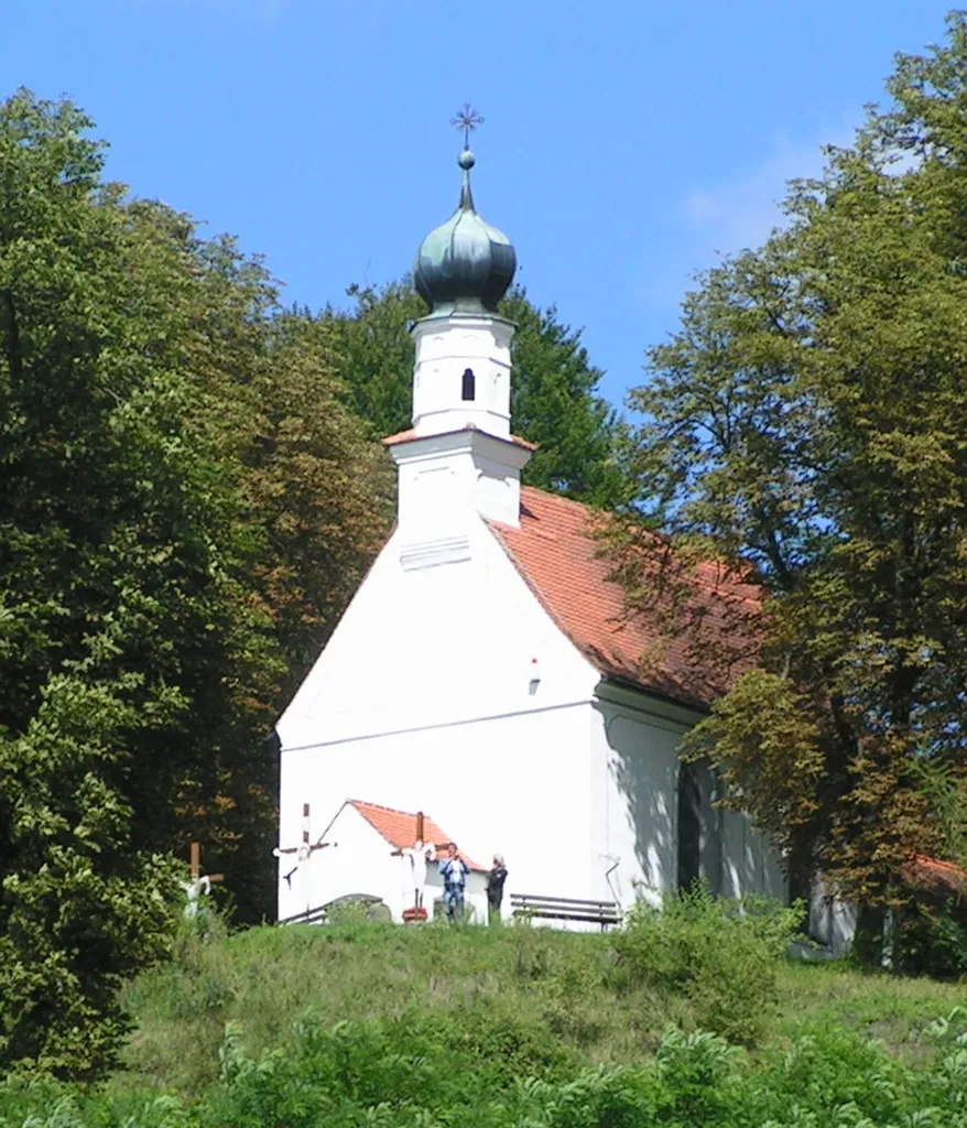 Rottenegg (Geisenfeld), Landkreis Pfaffenhofen, Oberbayern: Die zur Erinnerung an die Burg Rotteneck errichtete Bergkirche