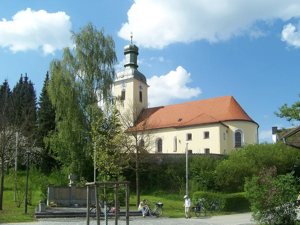 Rattiszell, Kirchstraße 3. Katholische Pfarrkirche Sankt Benedikt. Bau von 1697, Turmunterbau spätgotisch, mit Ausstattung, Friedhofskapelle, nachmittelalterlich.