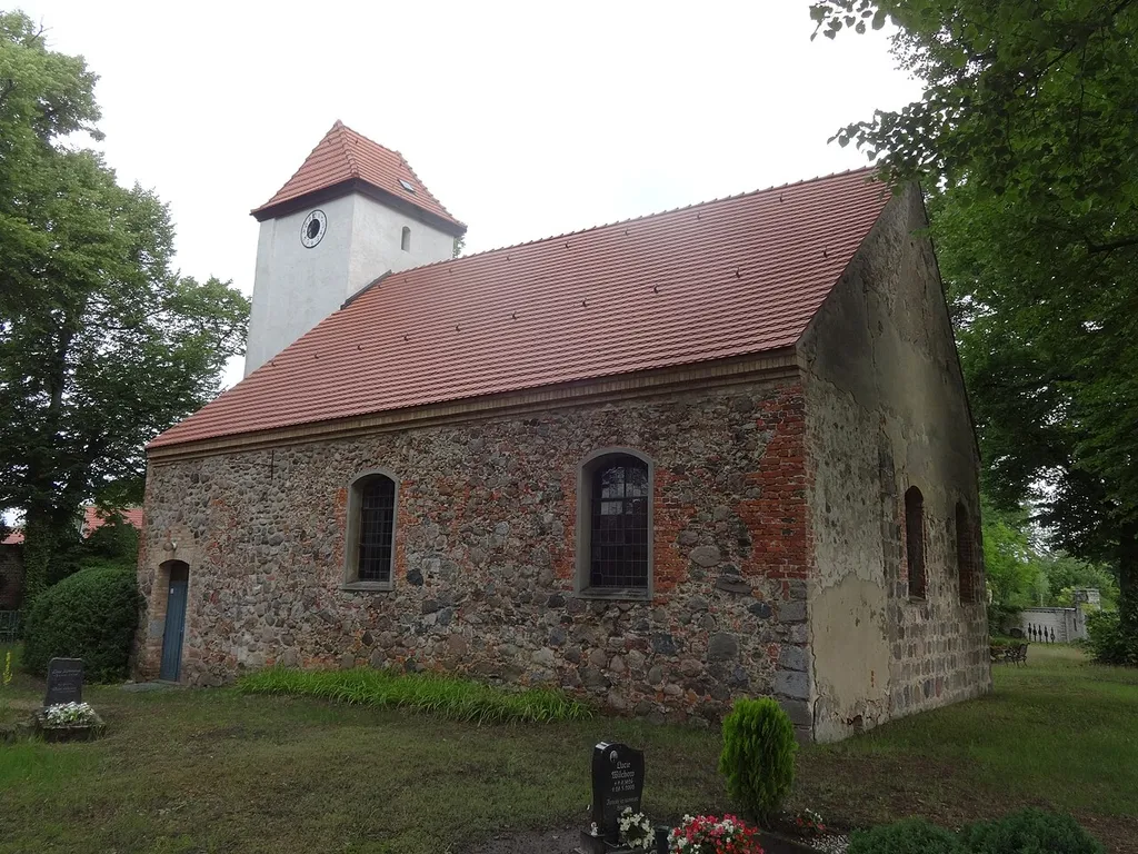 Die Dorfkirche Kiekebusch in Schönefeld (Brandenburg) entstand vermutlich im 14. Jahrhundert und wurde in den Jahren 1693 und 1694 nach Süden hin durch den Anbau einer Patronatsloge erweitert. In seinem Innern steht unter anderem ein Altar aus der zweiten Hälfte des 17. Jahrhunderts.