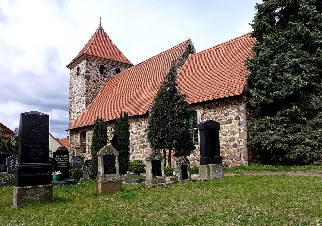 Ritze, Ortsteil von Salzwedel: Feldsteinkirche und Friedhof an der Chüdenallee.