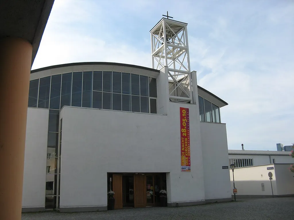 Kirche Emmaus am Wienerberg (1990-1992) von Otto Häuselmayer, Tesarekplatz 2, Wien-Favoriten