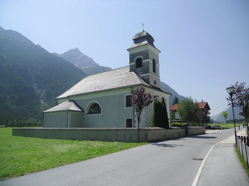 Kath. Pfarrkirche hl. Johannes der Täufer und Friedhof