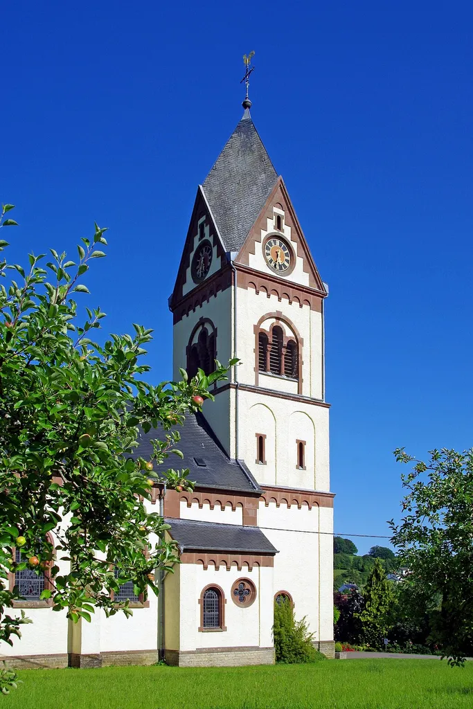 St. Remigius (Oberweis), Westseite, Turm