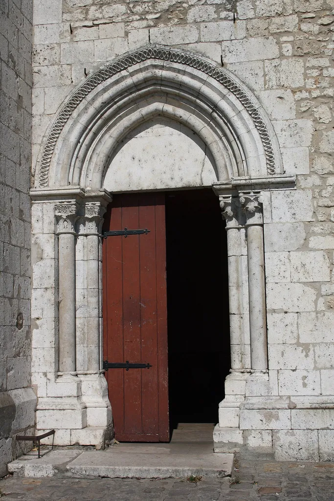 Katholische Pfarrkirche Saint-Clair-Saint-Léger in Souppes-sur-Loing im Département Seine-et-Marne in der Region Île-de-France (Frankreich), Portal aus dem späten 12. Jahrhundert