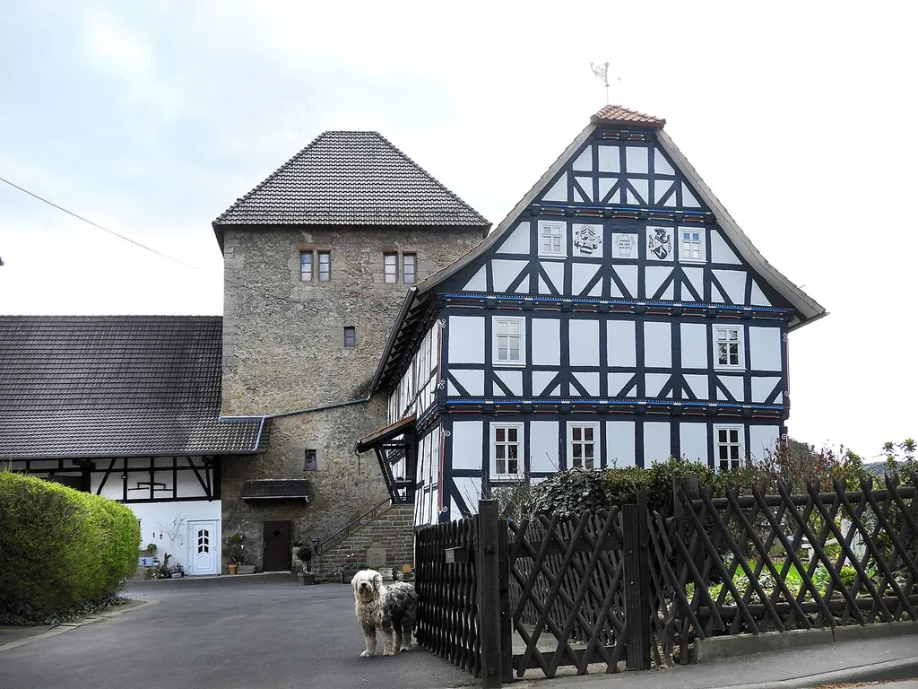 Der kurz nach 1385 entstandene fünfgeschossige Wohnturm aus massivem Mauerwerk und das auf das Jahr 1656 datierte Fachwerkhaus gehören zu dem aus städtebaulichen und ortsgeschichtlichen Gründen geschütztem Kulturdenkmal "Kemenate".