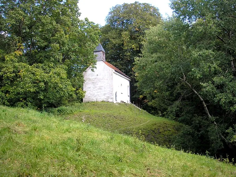 Kapelle St. Georg bei Peißenberg (Landkreis Weilheim-Schongau, Oberbayern). Ansicht von Südwesten. Eigene Aufnahme, August 2007 / St. George's chapel near Peissenberg (Upper Bavaria, Germany). View from south-west. Own photo, Aug. 2007