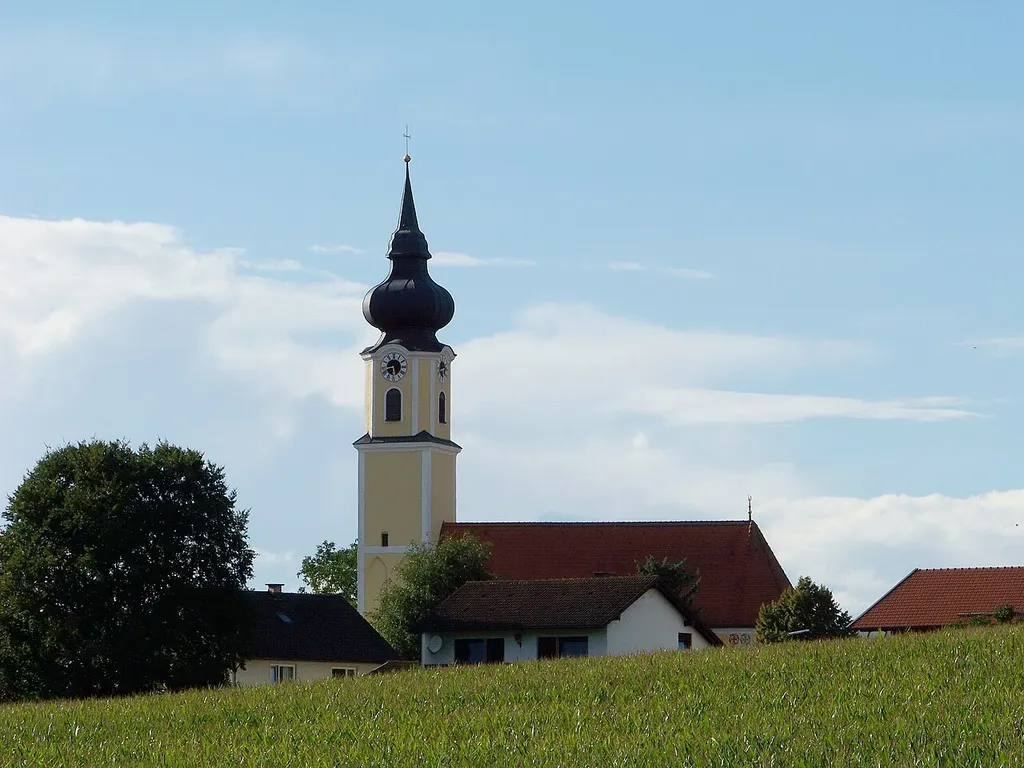 Kröning, Wippstetten, Kirchenstraße 8. Katholische Wallfahrtskirche Mariä Geburt. Saalkirche mit vorgesetztem Westturm, ursprünglich spätgotische Anlage aus der zweiten Hälfte des 15. Jahrhunderts, barockisiert um 1760, Gliederung durch Dachfries und Strebepfeiler am Chor, Turm mit Geschossgliederung, Blendbögen und barockem Oberbau mit Zwiebelkuppel; mit Ausstattung.