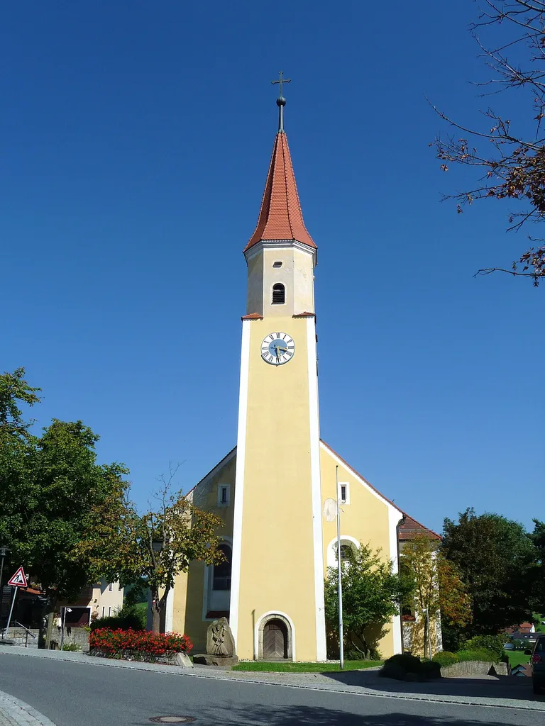 Die alte Kirche auf dem Dorfplatz von Runding