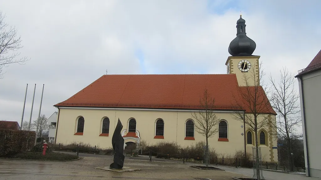 Die römisch-katholische Pfarrkirche St. Antonius Abbas von Kümmersbruck von der Schulstraße aus gesehen. This is a picture of the Bavarian Baudenkmal (cultural heritage monument) with the ID D-3-71-136-3 (Wikidata)
