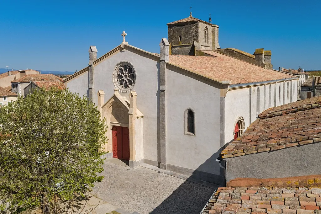 La façade avec le portail de l'église Sts Julien et Basilisse à Bram.