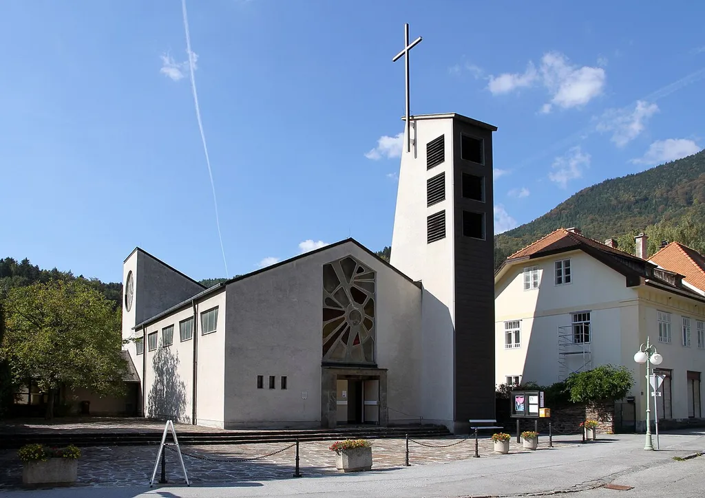 Die ehemalige Filialkirche hl. Josef in Hirschwang, ein Ortsteil der niederösterreichischen Marktgemeinde Reichenau an der Rax.Die Kirche wurde nach Plänen des Architekten Josef Wöhnhart errichtet und 1960 fertiggestellt. Wegen zu wenig Kirchengänger wurde im Jahr 2025 die Kirche geschlossen und zum Verkauf angeboten: [1].
