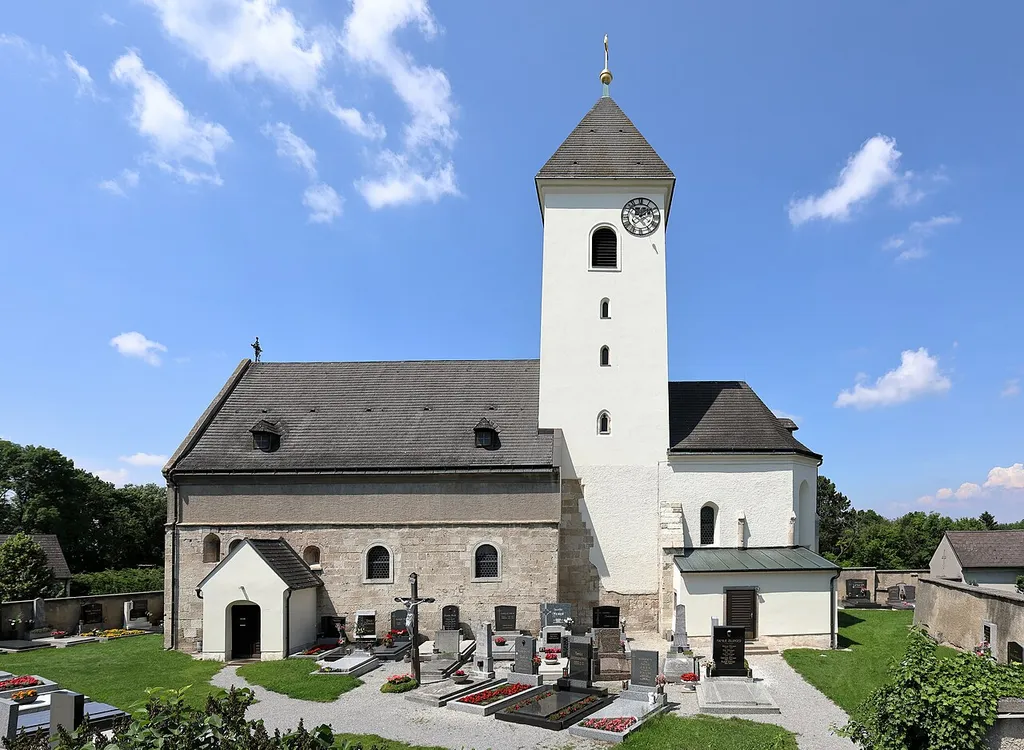 Südsüdostansicht der röm.-kath. Pfarrkirche hl. Martin in Witzelsdorf, ein Dorf in der niederösterreichischen Marktgemeinde Eckartsau. Eine spätromanische/frühgotische ehemalige Wehrkirche, die in der Barockzeit umgebaut wurde.