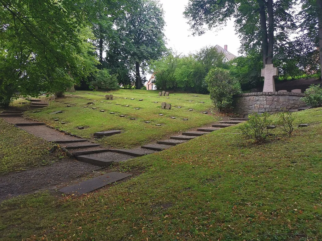 Ehrenfriedhof und Kriegerdenkmal auf dem St. Georgsberg (Ratzeburg) Details unter https://www.lkvrz.de/wp-content/uploads/2021/07/Info-Tafeln_Ratzeburg.pdf