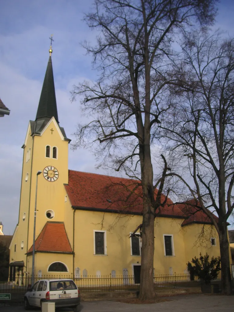 Kath. Pfarrkirche hl. Stephan und Kirchhof mit Umfassung und Friedhofskreuz
