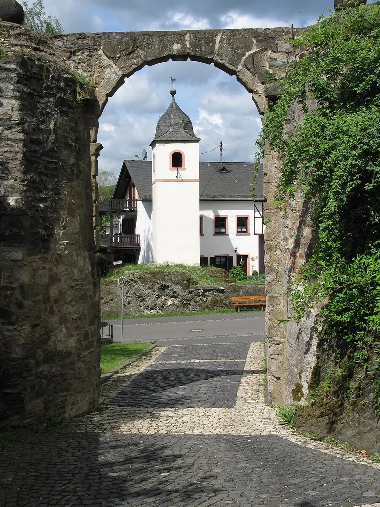 Blick aus dem Tor der Ruine der Burg Dhronecken auf den Glockenturm der Gemeinde. Fotografiert und zur Veröffentlichung freigegeben von Reinhold Anton aus Thalfang.