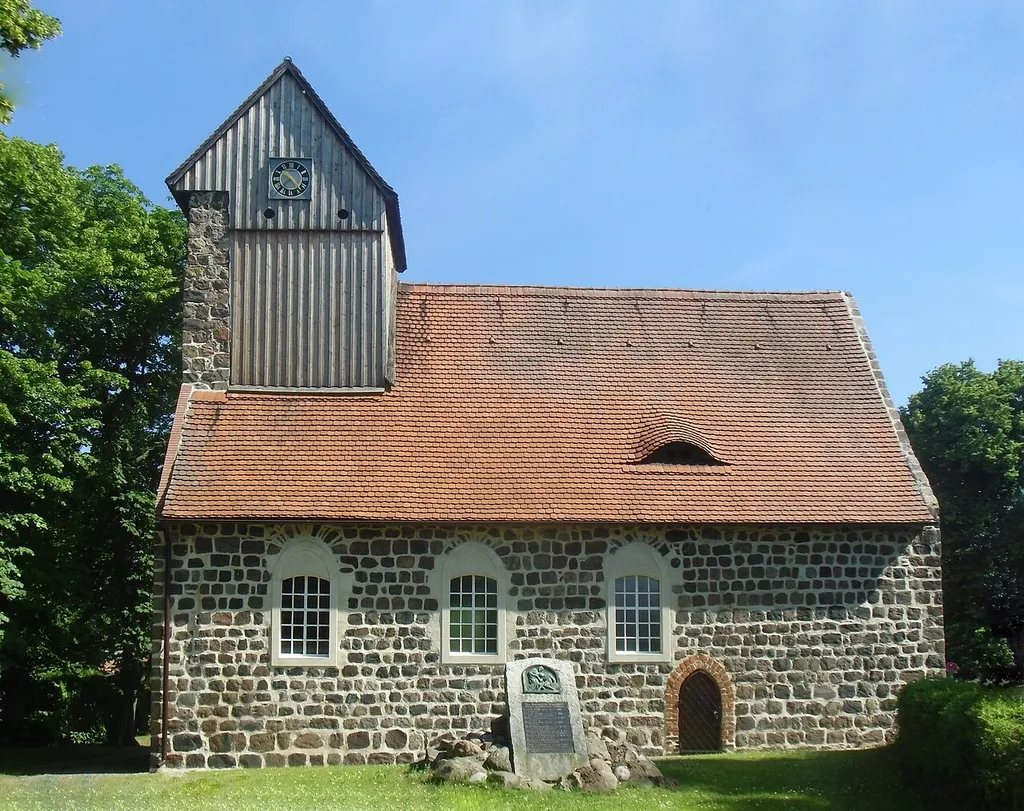 Denkmalgeschützte evangelische Dorfkirche in Kampehl, Ortsteil von Neustadt (Dosse), aus dem 13. Jahrhundert mit der Gruft des Ritters Kahlbutz