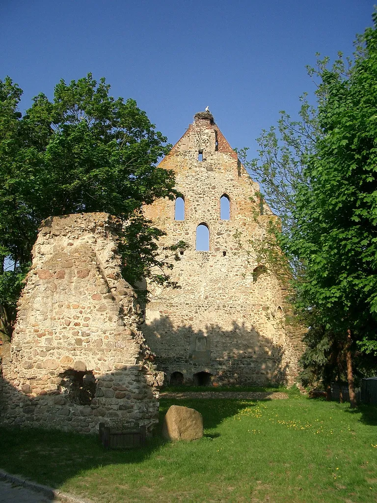* Ruine der Burganlage in Kalbe