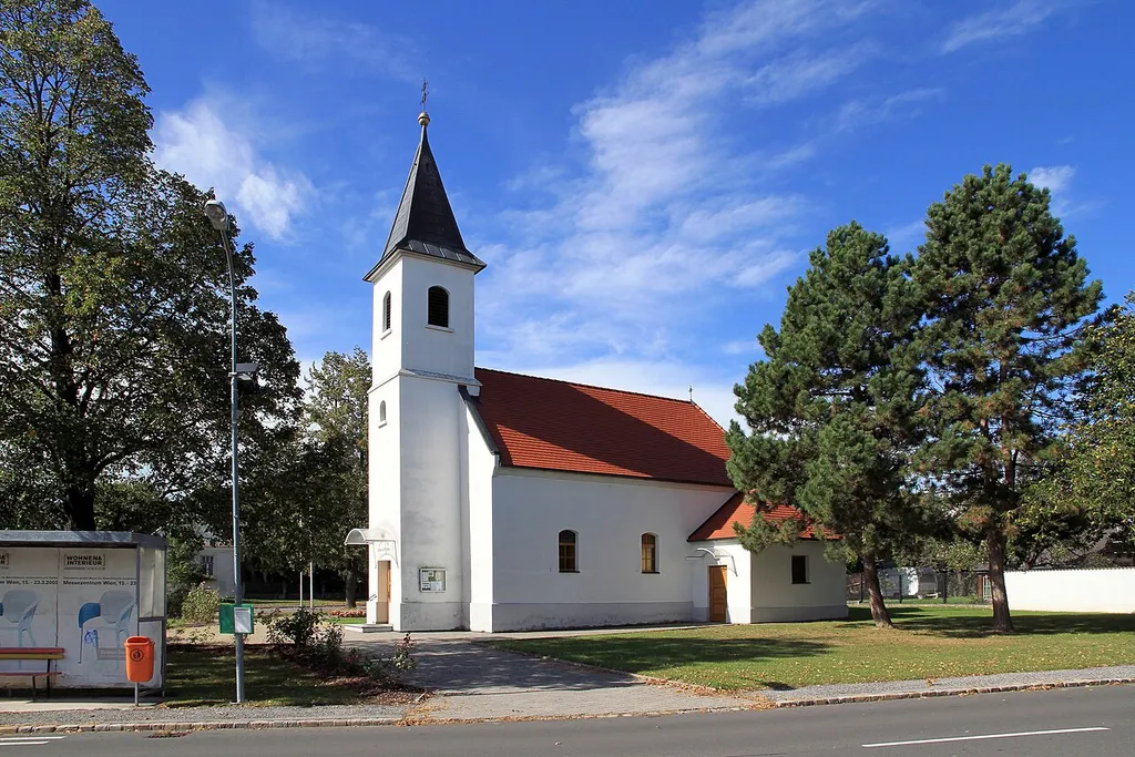 Katholische Filialkirche hl. Josef in Lindgraben, ein Ortsteil der burgenländischen Marktgemeinde Kobersdorf. Ein kleiner schlichter Bau, 1816 errichtet und 1927 erweitert, mit eingezogenem Chor und vorgebautem Südturm.