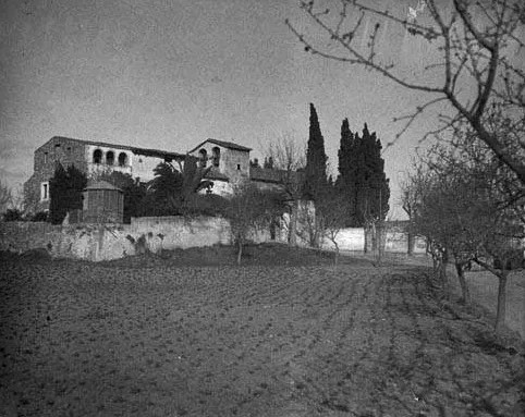 L'església antiga de Sant Genís de Plegamans l'any 1924. O sigui 12 anys abans de ser cremada i pràcticament destruïda el 1936 en començar la guerra civil espanyola.