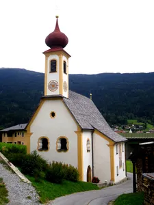 Kath. Filialkirche hll. Peter und Paul und ehem. Friedhofsfläche
