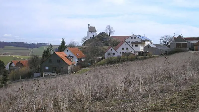 Der Burgstall von Nordosten.
