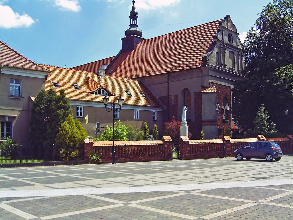 Sieradz, ul. Dominikańska 16 - kościół p.w. św. Stanisława, w zespole klasztornym dominikanów, obecnie urszulanek, mur., poł. XIII, 1594-1596, XVIII (zabytek nr 54/842 z 28.12.1967)