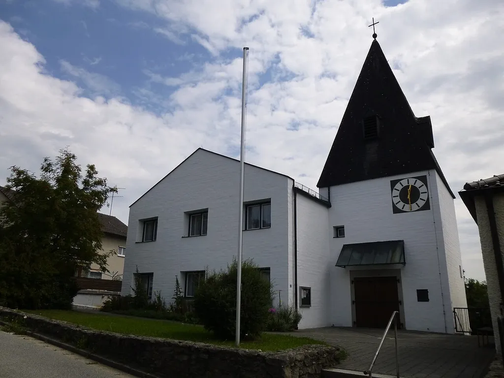 Evangelisch-lutherische Erlöserkirche in Bogen, Martin-Luther-Str. 6. Schlichter rechteckiger Saalbau ingeschlemmter Ziegelbauweise mit Gemeinderäumen und ehemaliger Meßnerwohnung unter einem Satteldach. Seitlich eingegliederte Sakristei. D-2-78-118-97 Liste der Baudenkmäler der Stadt Bogen