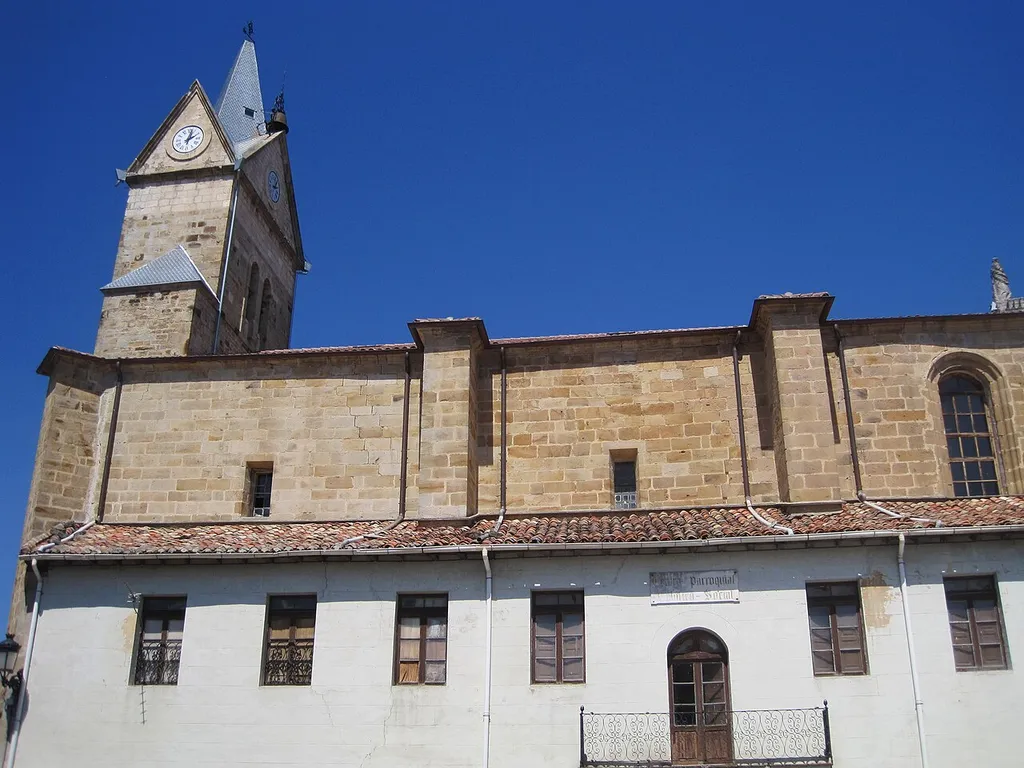 Vista del lateral con acceso a la iglesia de Santa Cecilia de Espinosa.