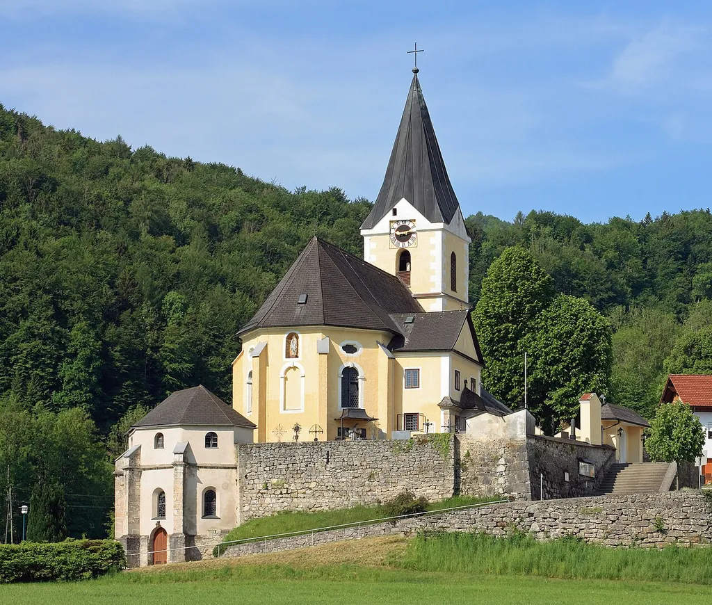 Die Leonsteiner Pfarrkirche (Gemeinde Grünburg)