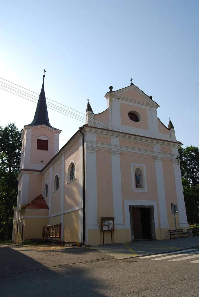 Kostel Nejsvětější Trojice se nachází na náměstí. Obec Nadějkov v okrese Tábor v Jihočeském kraji. Česká republika.