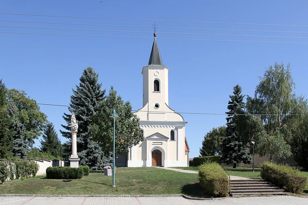 Katholische Pfarrkirche Allerheiligen in Nebersdorf, ein Ortsteil der burgenländischen Gemeinde Großwarasdorf. Ein einfacher Sakralbau mit westlichem Fassadenturm; anstelle einer Vorgängerkirche 1881 errichtet.