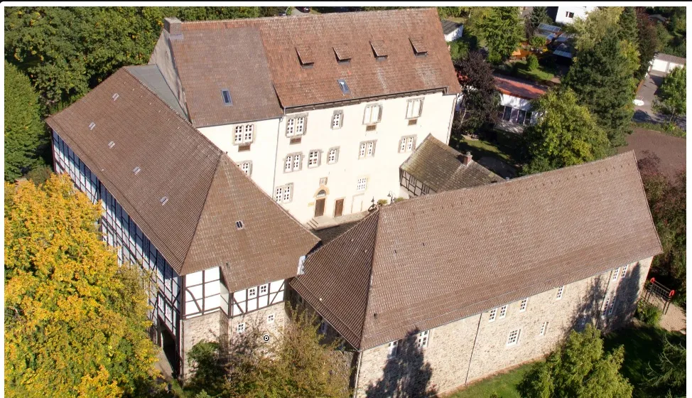 Die Domänenburg Aerzen aus der Luft