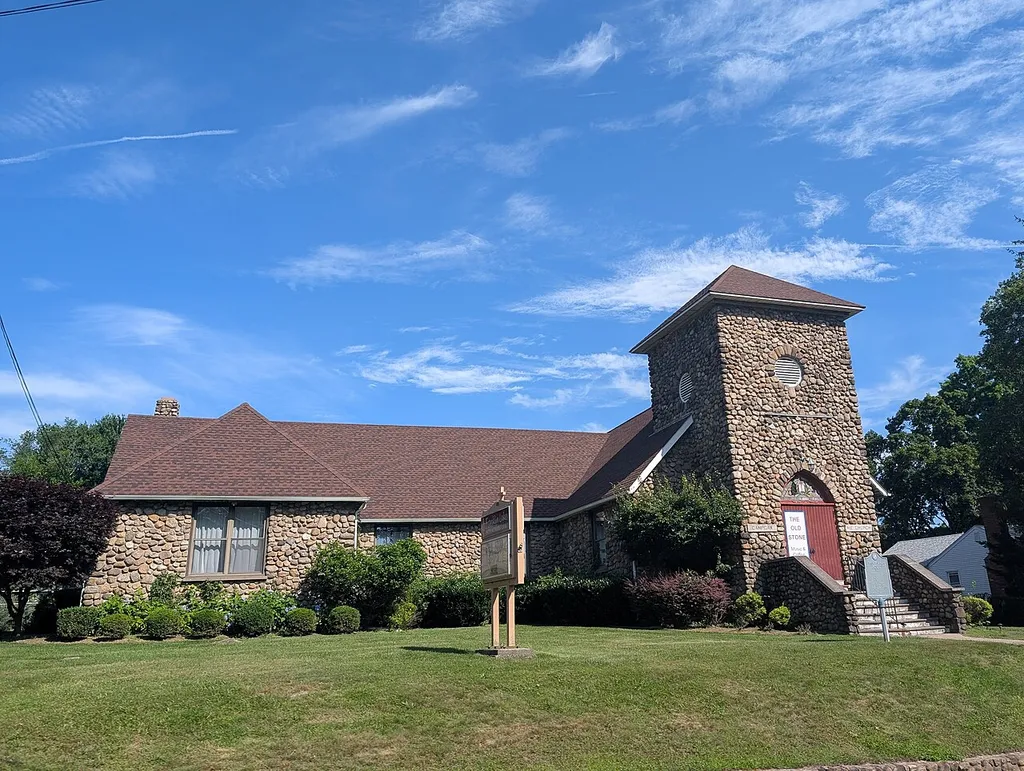 Photo of the Franklin Lakes United Methodist Church in Franklin Lakes, New Jersey. Photo taken from County Route S85 (Pulis Avenue) looking west-northwest.