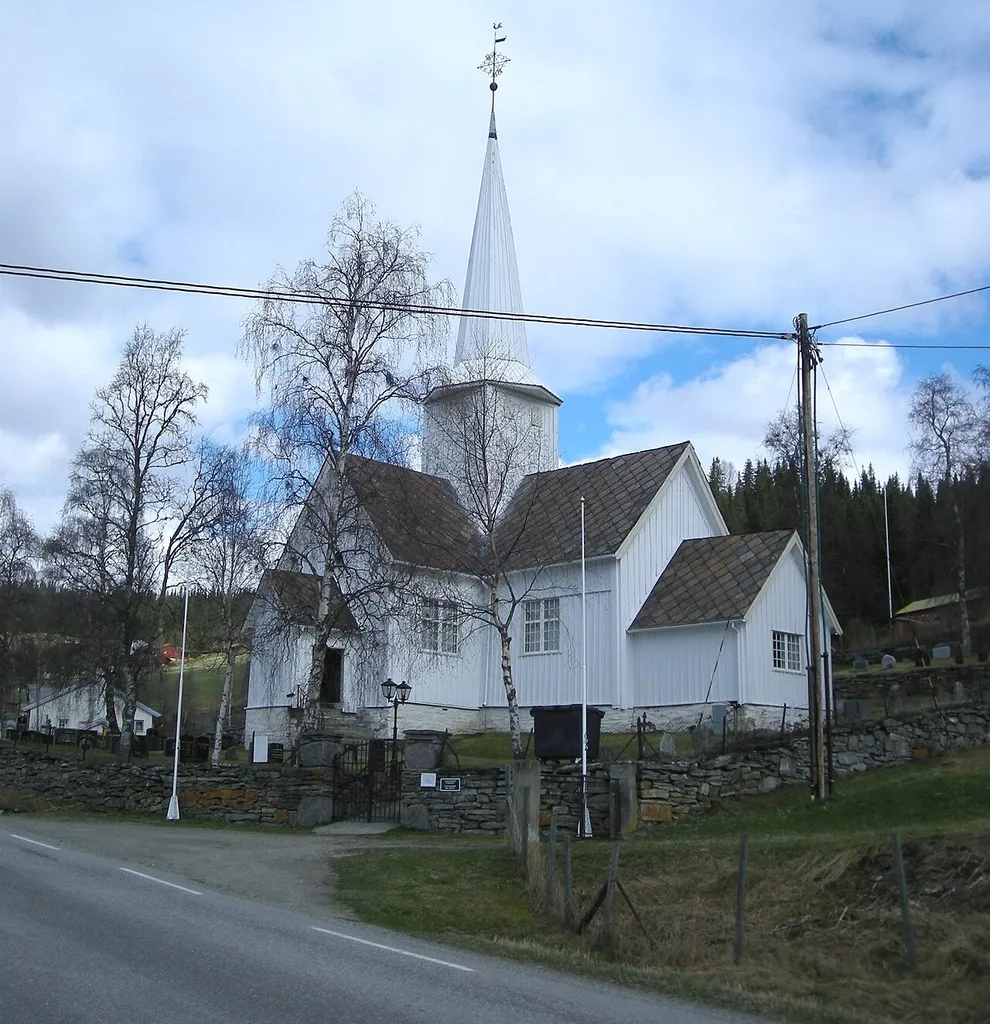Primær fylkesvei 27 går forbi Venabygd kirke i Ringebu kommune.