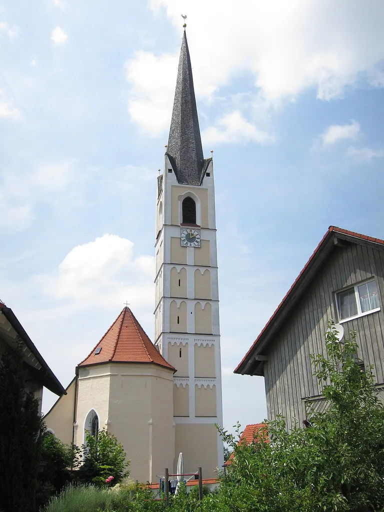Lappach; katholische Filialkirche St. Remigius, Saalbau mit stark eingezogenem polygonalem Chorschluss und schlankem Spitzturm, um 1420, Unterbau des Turms älter; mit Ausstattung.
